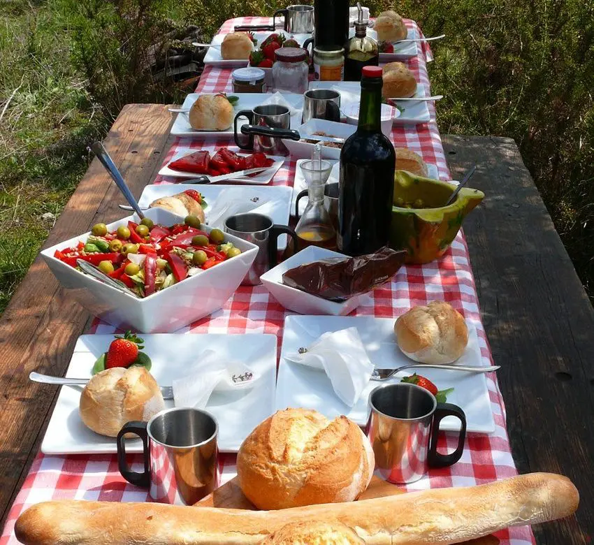 Enjoy fine food while traveling along the Dali Coast Trail in Spain