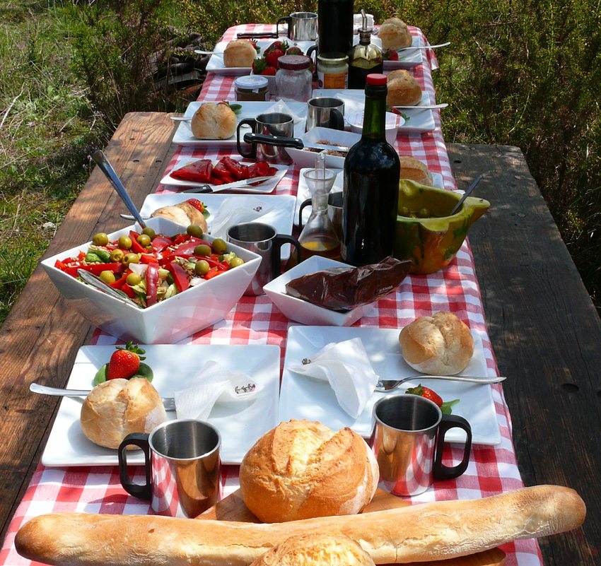 Enjoy fine food while traveling along the Dali Coast Trail in Spain