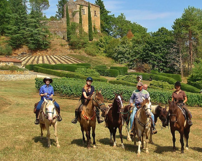 Secluded Manor- enjoy comfortable accommodations and luxury riding in France